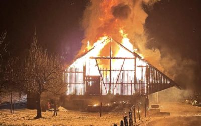 Wünnewil FR – Bauernhaus in Vollbrand geraten – eine Person verletzt