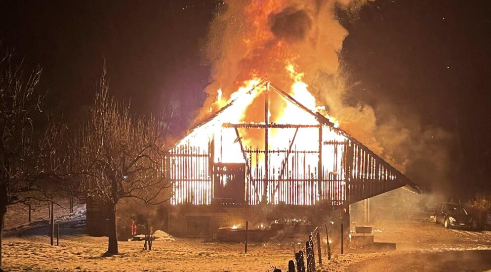 Wünnewil FR – Bauernhaus in Vollbrand geraten – eine Person verletzt