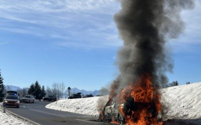 Goldingen SG – Auto geht in Flammen auf