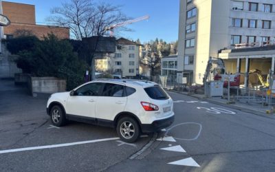 Verkehrsunfall in Stadt St.Gallen SG – Auto rollt über Bein von Mitfahrerin (73)