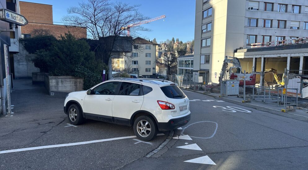 Verkehrsunfall in Stadt St.Gallen SG: Auto rollt über Bein von Mitfahrerin (73) Verkehrsunfall in Stadt St.Gallen SG: Auto rollt über Bein von Mitfahrerin (73)