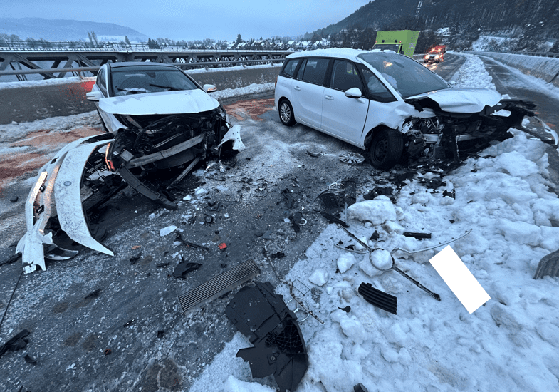 Unfall in Hemishofen SH – Frontalcrash auf Rheinbrücke – Autos komplett zerstört