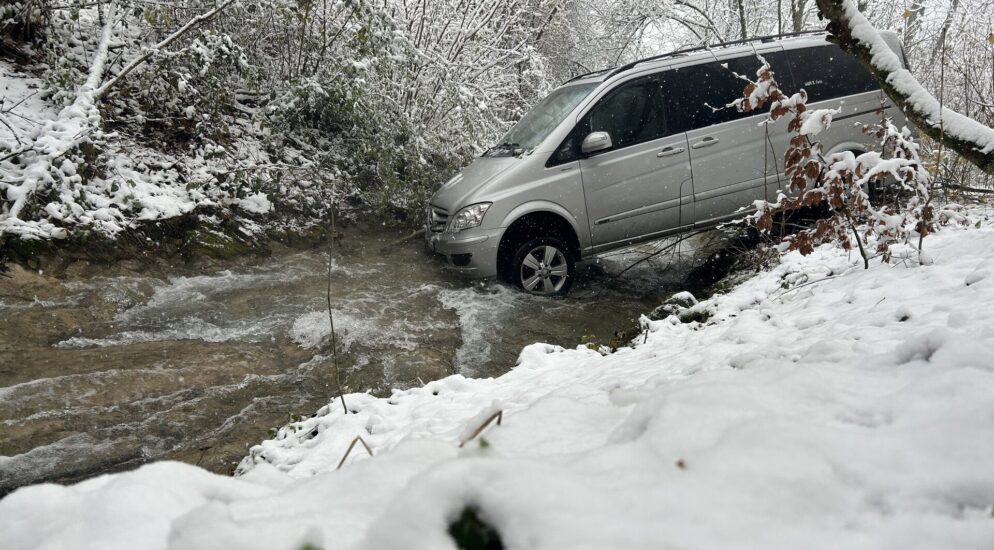Stadt Schaffhausen SH – Auto schlittert bei Schneeglätte in die Durach
