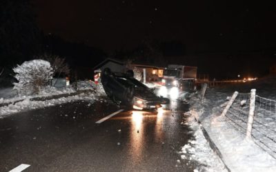 Zuzwil SG – Auto kippt auf Dach