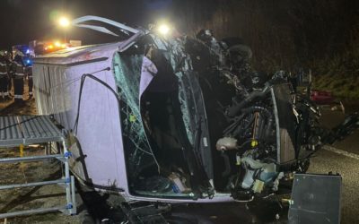 Schwerer Unfall in Aesch BL – Lieferwagen prallt frontal in Auto – Lenkerin (†35) tot