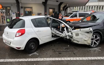 St.Gallen – Fahrschülerin kracht in ein Auto – Hoher Sachschaden