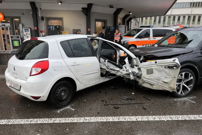 St.Gallen – Fahrschülerin kracht in ein Auto – Hoher Sachschaden