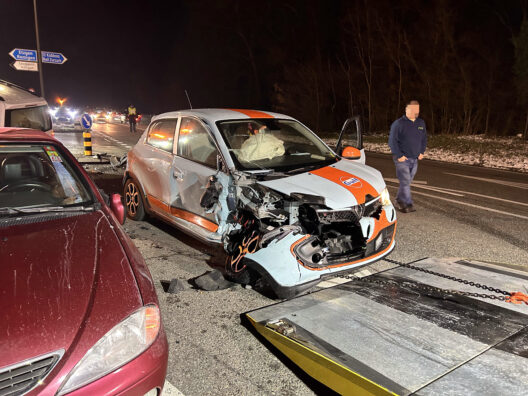 Villigen AG – Unfall beim Abbiegen fordert drei Verletzte