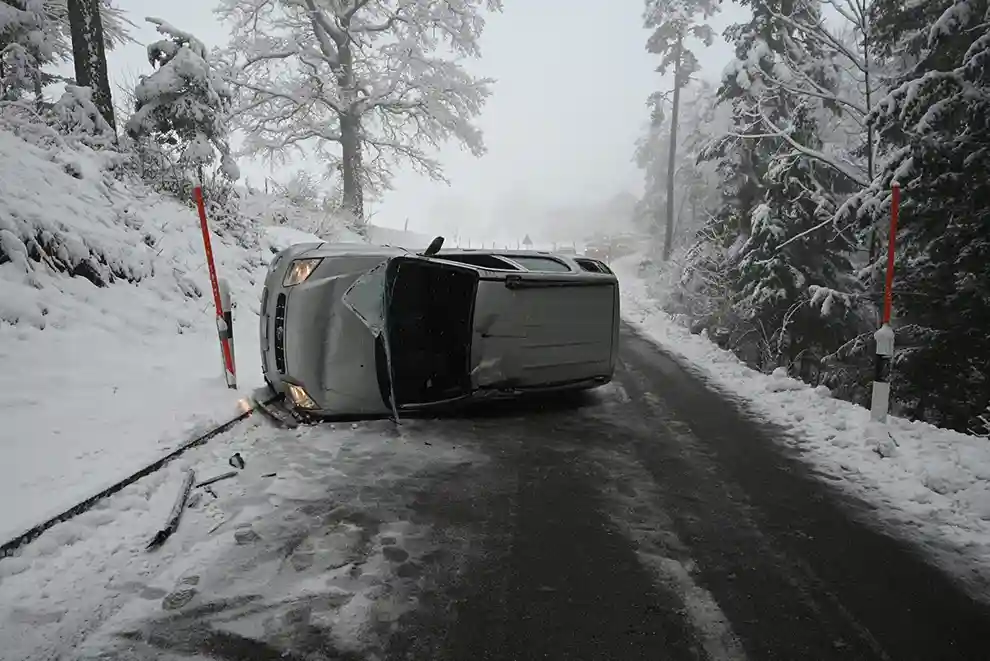 Ganterschwil SG: Rentner baut Selbstunfall auf schneebedeckter Fahrbahn Ganterschwil SG: Rentner baut Selbstunfall auf schneebedeckter Fahrbahn