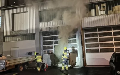 Reichenburg SZ – Lieferwagen geht in Garagenbetrieb in Flammen auf