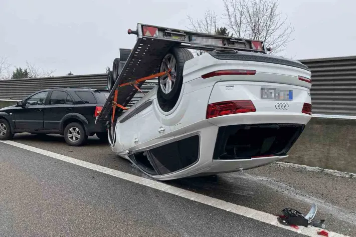 A1 bei Boningen SO – Anhänger überschlägt sich mit geladenem Auto