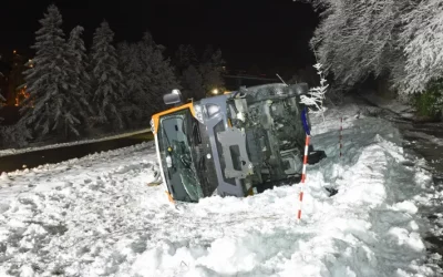 Stadt Luzern LU – Kommunalfahrzeug verunfallt auf schneebedeckter Fahrbahn