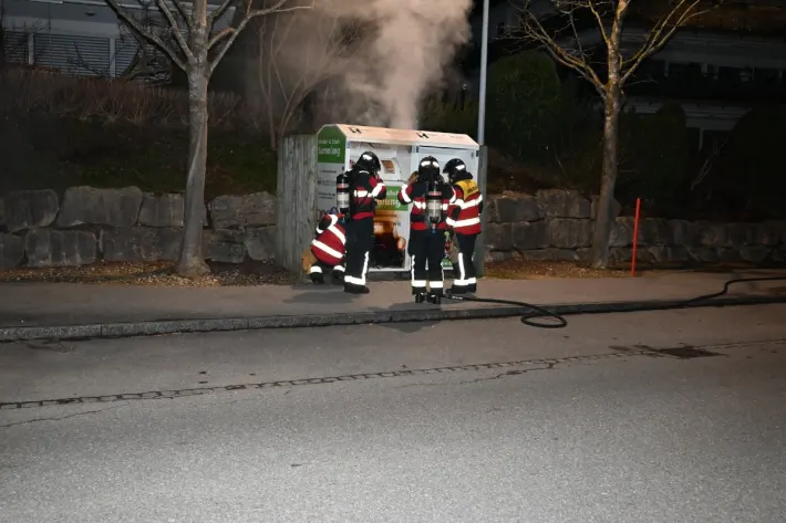 Wil SG - Unbekannte werfen Feuerwerkskörper in Altkleider-Container Wil SG - Unbekannte werfen Feuerwerkskörper in Altkleider-Container
