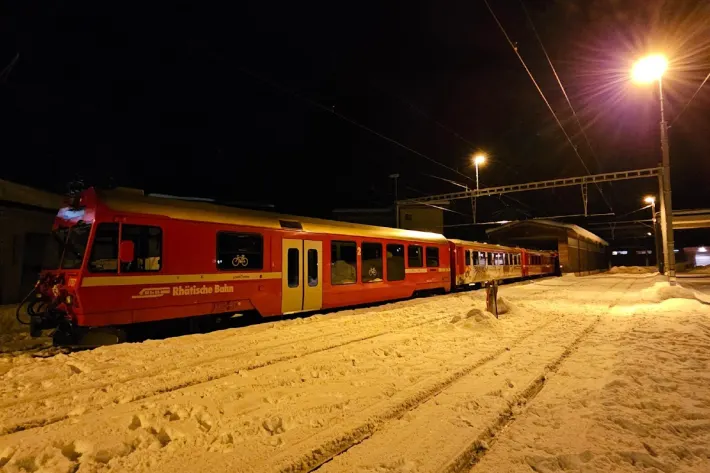 Arosa GR - Junger Mann steigt auf Zug und wird durch Stromschlag schwer verletzt Arosa GR - Junger Mann steigt auf Zug und wird durch Stromschlag schwer verletzt