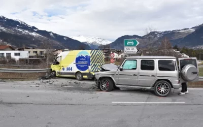 Unfall in Thusis GR – Mercedes fährt in Rettungswagen – beide Fahrzeuge mit Totalschaden
