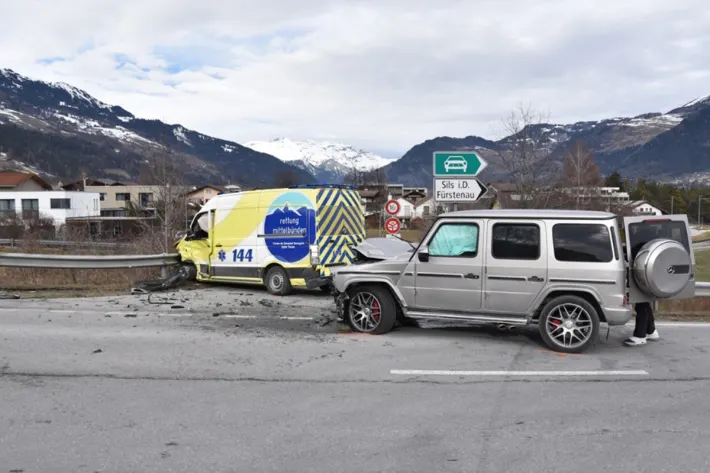 Unfall in Thusis GR – Mercedes fährt in Rettungswagen – beide Fahrzeuge mit Totalschaden