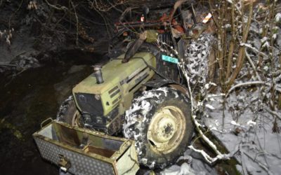 Arbeitsunfall in Steinen SZ – Bauer (†41) verletzt sich bei Sturz von Traktor tödlich
