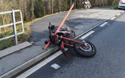 Herisau AR – Motorradlenkerin (17) kommt in Rechtskurve ins Rutschen