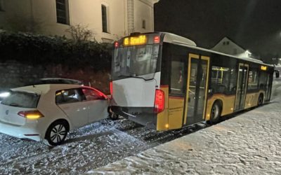Triengen LU – VW kollidiert mit Postauto bei Bushaltestelle