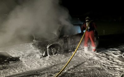 Mollis GL – Auto geht in Flammen auf