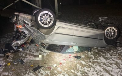 Bilten GL – Auto stürzt bei Unfall mehrere Meter tief – zwei Personen verletzt