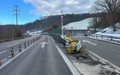 Kanton SH / A4 – Lastwagen kollidiert vor Cholfirsttunnel mit Anpralldämpfer