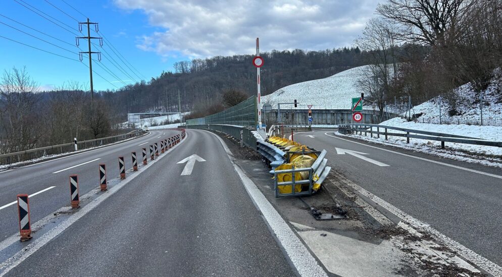 Kanton SH / A4 – Lastwagen kollidiert vor Cholfirsttunnel mit Anpralldämpfer