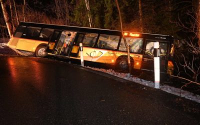 Unfall in Flawil SG – Postauto rutscht über Fahrbahn hinaus – ein Verletzter