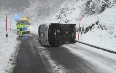 Ganterschwil SG – Rentner baut Selbstunfall auf schneebedeckter Fahrbahn