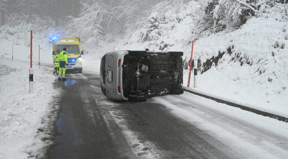 Ganterschwil SG: Rentner baut Selbstunfall auf schneebedeckter Fahrbahn Ganterschwil SG: Rentner baut Selbstunfall auf schneebedeckter Fahrbahn