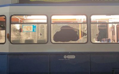 Stadt Zürich / Kreis 12 – Ultras stürmen und demolieren Tram – grosser Polizeieinsatz