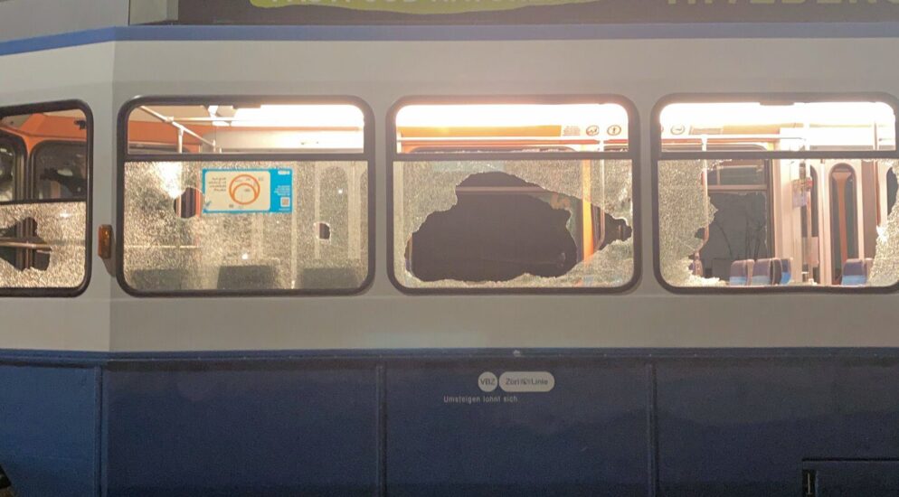 Stadt Zürich / Kreis 12 – Ultras stürmen und demolieren Tram – grosser Polizeieinsatz
