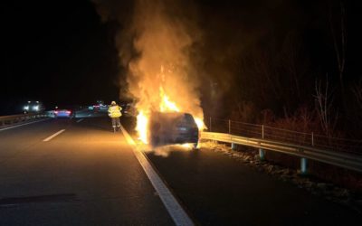 Sennwald SG / Autobahn A13 – Auto geht in Flammen auf