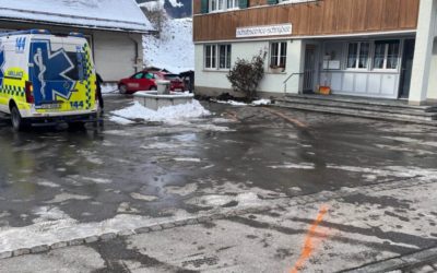 Stein SG – Autofahrer (57) prallt gegen Häuserfassaden – Beifahrerin (56) verletzt