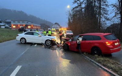 Diepflingen BL – Frontalkollision zwischen zwei Autos – drei Personen verletzt