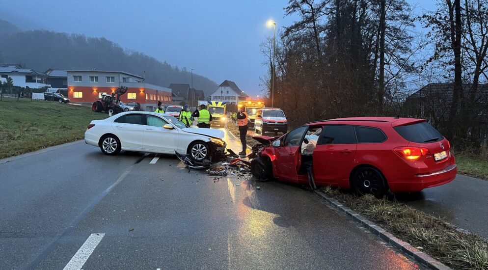 Diepflingen BL – Frontalkollision zwischen zwei Autos – drei Personen verletzt