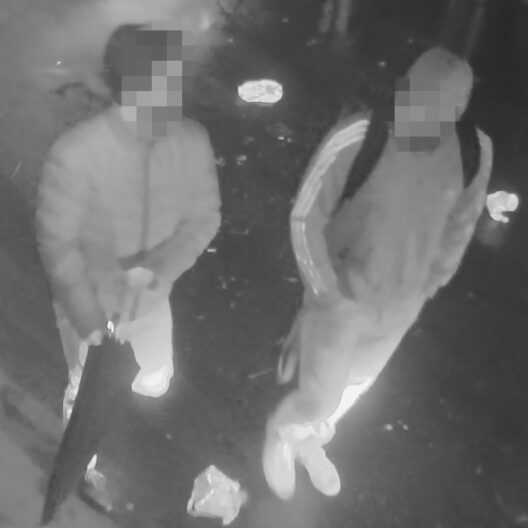 Die gezeigten Personen werden dringend verdächtigt, an einer Körperverletzung beteiligt gewesen zu sein. Hinweise zur Identität der Gesuchten nimmt die Kantonspolizei Bern entgegen. Im Rahmen der von der Staatsanwaltschaft Bern-Mittelland verfügten und vor einer Woche angekündigten Öffentlichkeitsfahndung erfolgt nun die Publikation der verdeckten Bilder. Die gezeigten Personen stehen unter dringendem Verdacht, in eine tätliche Auseinandersetzung involviert gewesen zu sein, wobei einer der beiden mutmasslichen Täter das Opfer vorsätzlich verletzt hatte. Im Rahmen umfangreicher Ermittlungen zu den Ereignissen im März 2023 waren durch die Kantonspolizei Bern unter anderem Videoaufnahmen ausgewertet worden. Dabei konnten zwei beschuldigte Personen auf Bildern eindeutig bezeichnet werden. Trotz intensiver Fahndungsmassnahmen blieben die Personen jedoch bislang unbekannt. Nachdem sich die mutmasslichen Täter auch nach der Ankündigung der Öffentlichkeitsfahndung bislang nicht bei der Polizei gemeldet haben und deren Identität nach wie vor nicht geklärt ist, hat die zuständige Staatsanwaltschaft die Publikation der verdeckten Bilder verfügt. Diese sind ab sofort unter www.police.be.ch einsehbar. Sollten innert Wochenfrist keine Hinweise eingehen, die zur Identifikation der entsprechenden Personen führen, werden die Bilder am Donnerstag, 22. Februar 2024, in unverdeckter Form veröffentlicht. Sollte sich eine oder beide Personen bis zum genannten Zeitpunkt melden oder identifiziert werden, wird von dieser Publikation abgesehen. Die gezeigten Personen werden dringend verdächtigt, an einer Körperverletzung beteiligt gewesen zu sein. Hinweise zur Identität der Gesuchten nimmt die Kantonspolizei Bern entgegen.</p>
<p>Im Rahmen der von der Staatsanwaltschaft Bern-Mittelland verfügten und vor einer Woche angekündigten Öffentlichkeitsfahndung erfolgt nun die Publikation der verdeckten Bilder. Die gezeigten Personen stehen unter dringendem Verdacht, in eine tätliche Auseinandersetzung involviert gewesen zu sein, wobei einer der beiden mutmasslichen Täter das Opfer vorsätzlich verletzt hatte.</p>
<p>Im Rahmen umfangreicher Ermittlungen zu den Ereignissen im März 2023 waren durch die Kantonspolizei Bern unter anderem Videoaufnahmen ausgewertet worden. Dabei konnten zwei beschuldigte Personen auf Bildern eindeutig bezeichnet werden. Trotz intensiver Fahndungsmassnahmen blieben die Personen jedoch bislang unbekannt. Nachdem sich die mutmasslichen Täter auch nach der Ankündigung der Öffentlichkeitsfahndung bislang nicht bei der Polizei gemeldet haben und deren Identität nach wie vor nicht geklärt ist, hat die zuständige Staatsanwaltschaft die Publikation der verdeckten Bilder verfügt. Diese sind ab sofort unter www.police.be.ch einsehbar.</p>
<p>Sollten innert Wochenfrist keine Hinweise eingehen, die zur Identifikation der entsprechenden Personen führen, werden die Bilder am Donnerstag, 22. Februar 2024, in unverdeckter Form veröffentlicht. Sollte sich eine oder beide Personen bis zum genannten Zeitpunkt melden oder identifiziert werden, wird von dieser Publikation abgesehen.