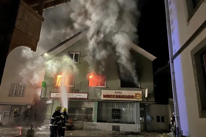 Drama in Andermatt UR – Brand eines Wohnhauses – eine Person wird vermisst