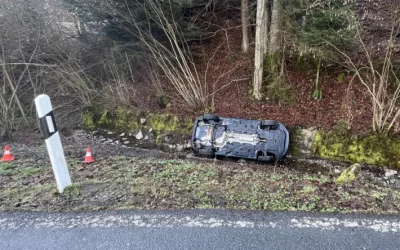Kriens LU – Im Bachbett gelandet – Strasse nach Unfall gesperrt