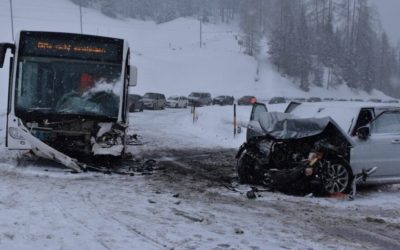 Davos-Wolfgang GR – Crash zwischen Auto und Linienbus – sechs Personen verletzt