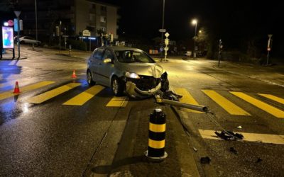 Stadt Olten SO – Frau (32) verliert Kontrolle über Auto und kracht in Lichtsignalanlage