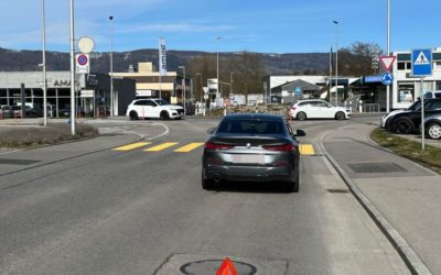 Zuchwil SO – Motorradlenker prallt beim McDonald’s in das Heck eines Autos