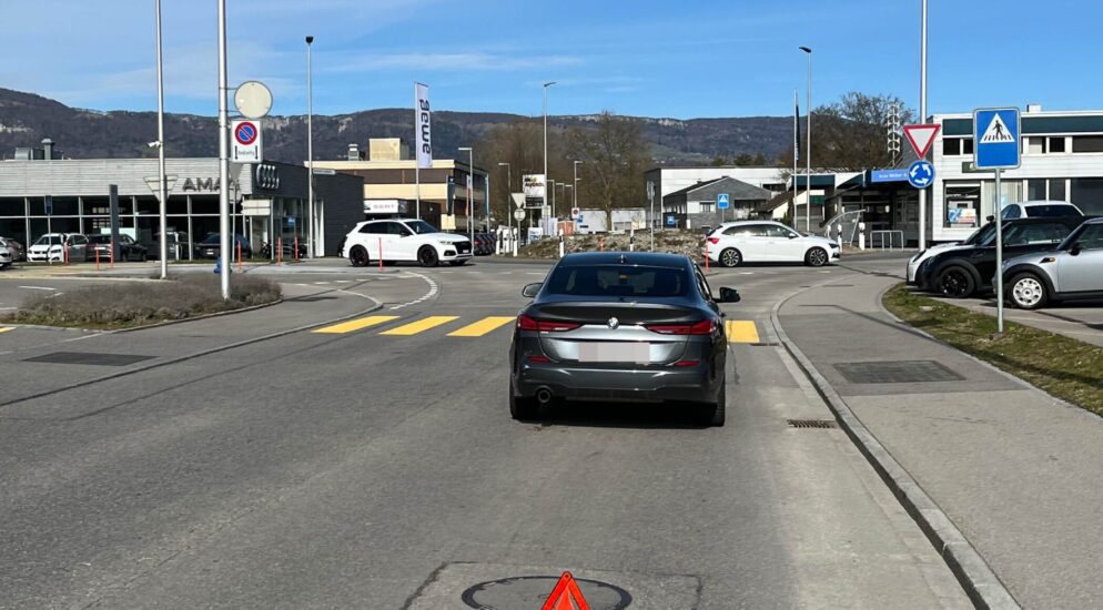 Zuchwil SO – Motorradlenker prallt beim McDonald’s in das Heck eines Autos