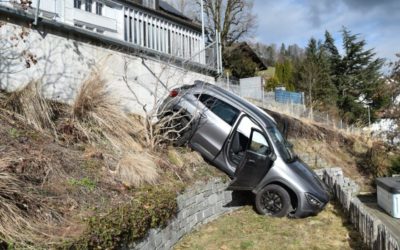 Unfall in Teufen AR – Autofahrerin (59) fährt über zwei Meter Mauer