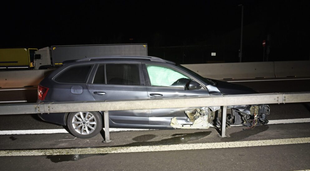 Knutwil LU / Autobahn A2: Autofahrer (39) kollidiert mit Leitplanke und verletzt sich