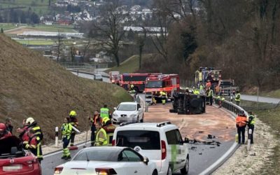 Unfall in Mellingen AG – Autofahrerin (30) schläft ein und knallt in Militärfahrzeug