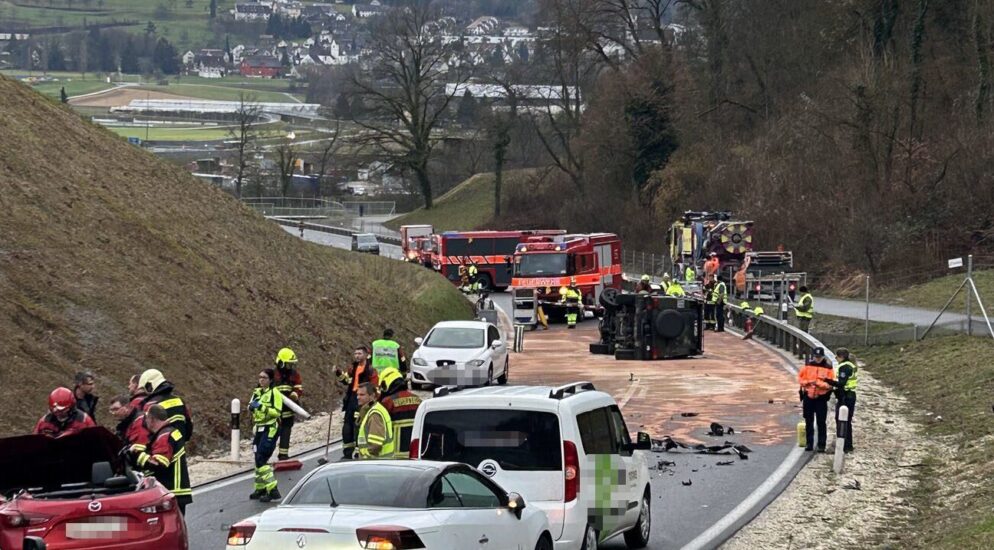 Unfall in Mellingen AG – Autofahrerin (30) schläft ein und knallt in Militärfahrzeug