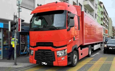 Unfall in Stadt Basel BS – Lastwagen erfasst Velofahrerin (67) – mittelschwer verletzt