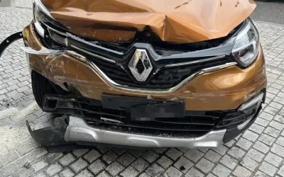 Suhr AG – Renault-Lenkerin (78) kollidiert mit Treppenmauer
