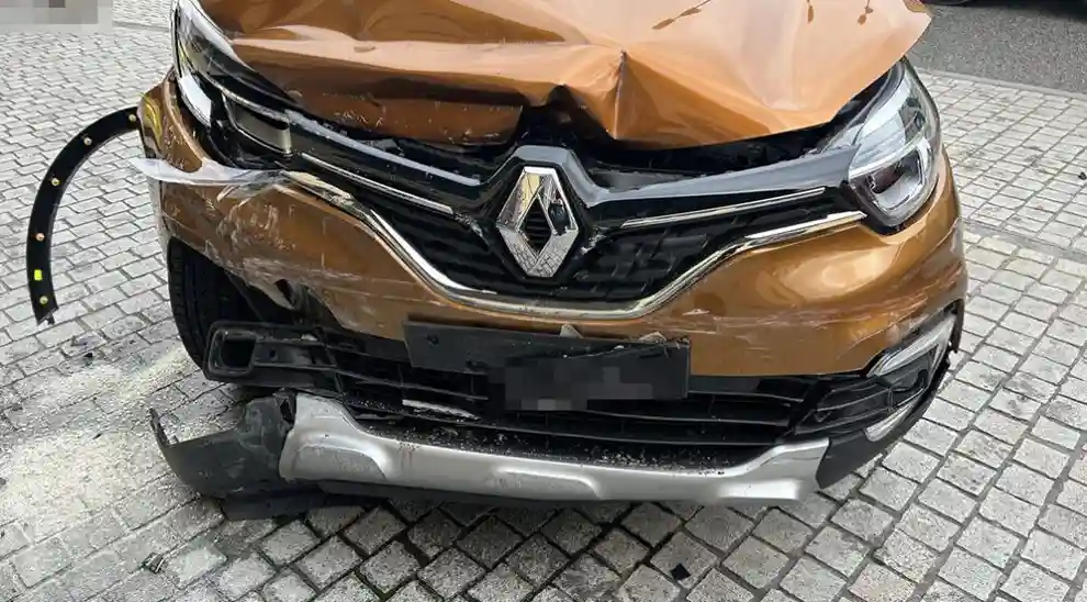 Suhr AG – Renault-Lenkerin (78) kollidiert mit Treppenmauer